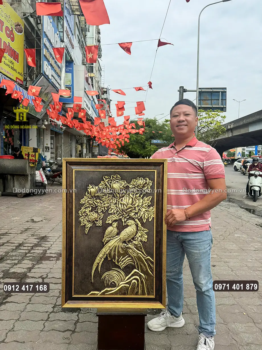Gia chủ n&ecirc;n treo tranh l&ecirc;n cao, tại nơi c&oacute; nhiều &aacute;nh s&aacute;ng